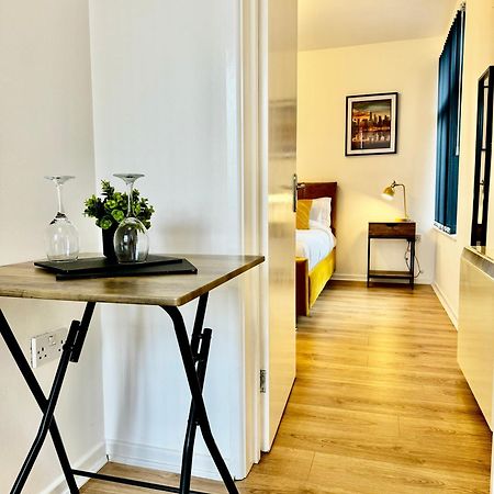 Rnm - Business Professional & Top Choice, Private Access & Entire Place, Kitchen & Washroom With Amenities, Smart Tv, Easy Access, Fast Wifi, Parking Nearby, Great Transport Links Halesowen Exterior foto