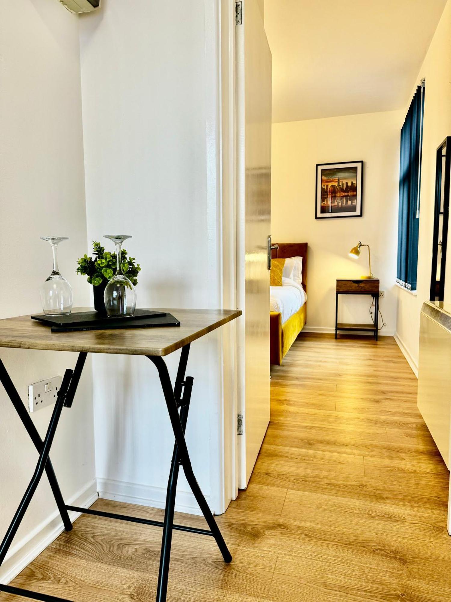 Rnm - Business Professional & Top Choice, Private Access & Entire Place, Kitchen & Washroom With Amenities, Smart Tv, Easy Access, Fast Wifi, Parking Nearby, Great Transport Links Halesowen Exterior foto