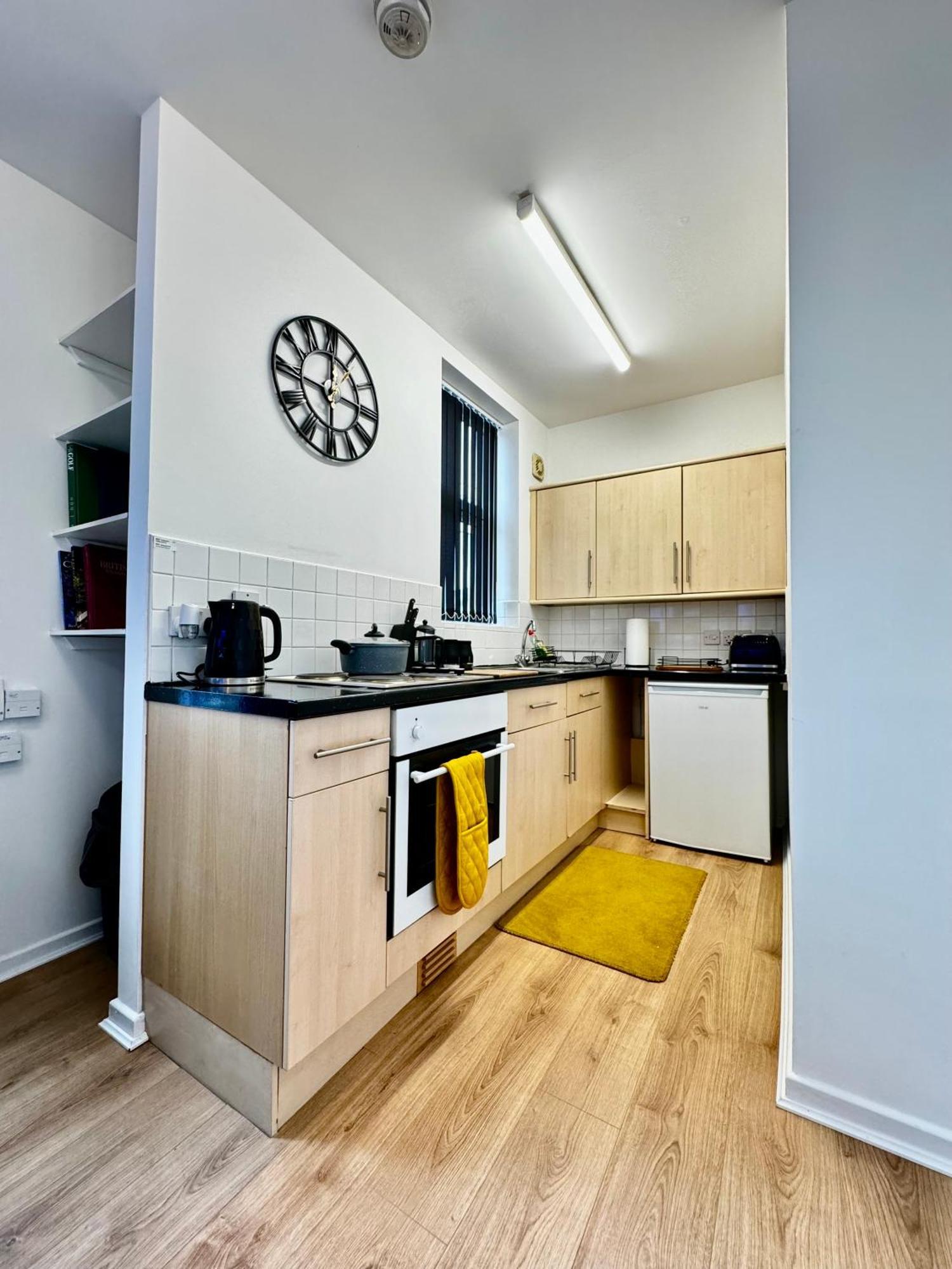 Rnm - Business Professional & Top Choice, Private Access & Entire Place, Kitchen & Washroom With Amenities, Smart Tv, Easy Access, Fast Wifi, Parking Nearby, Great Transport Links Halesowen Exterior foto